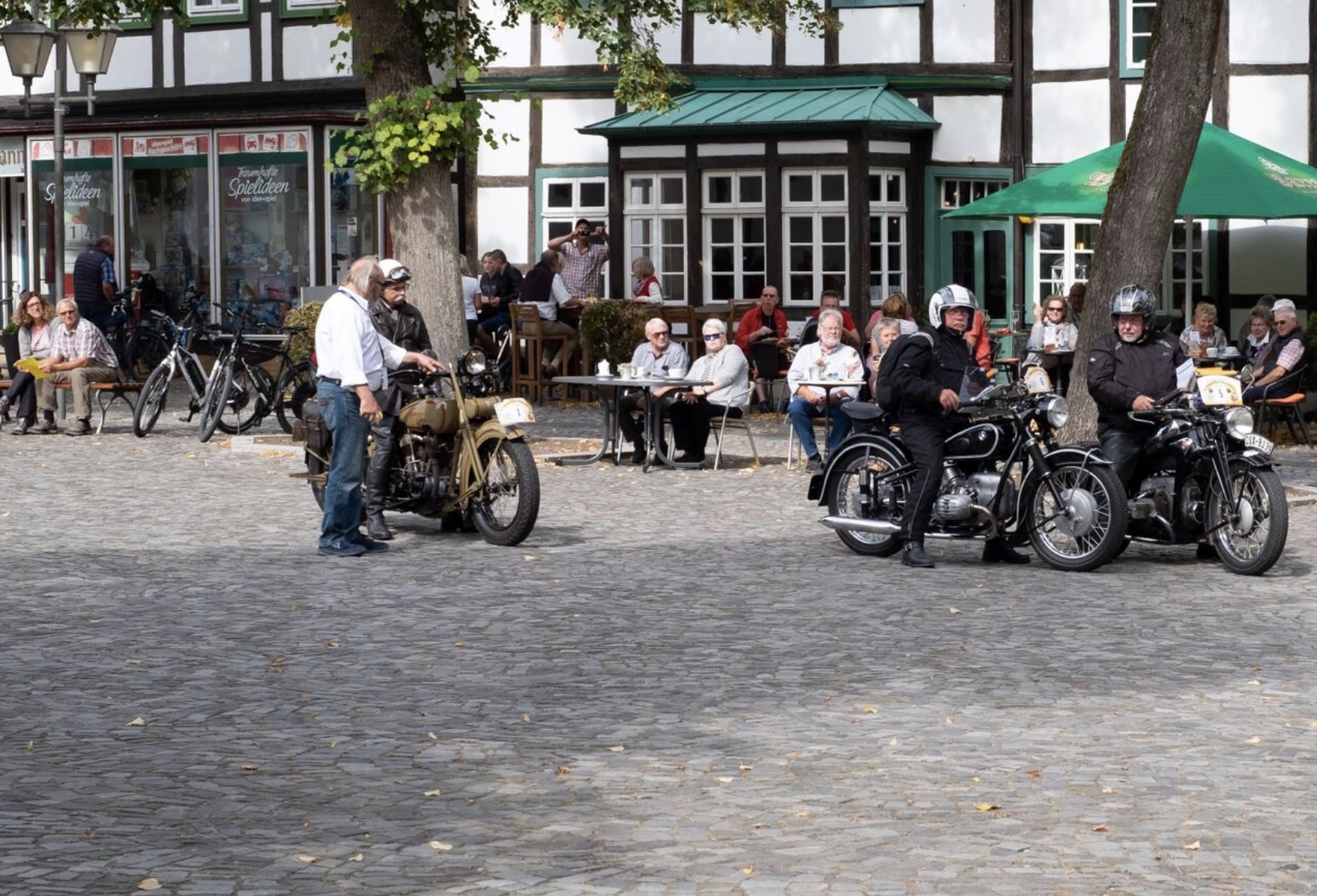 Bernd Stinski mit ZÃ¼ndapp KS 600, H.H. LÃ¼demann auf BMW R 51/3 und H. MaÃmann mit dem Ã¤ltesten Motorrad Harley Davidson JE (1925)