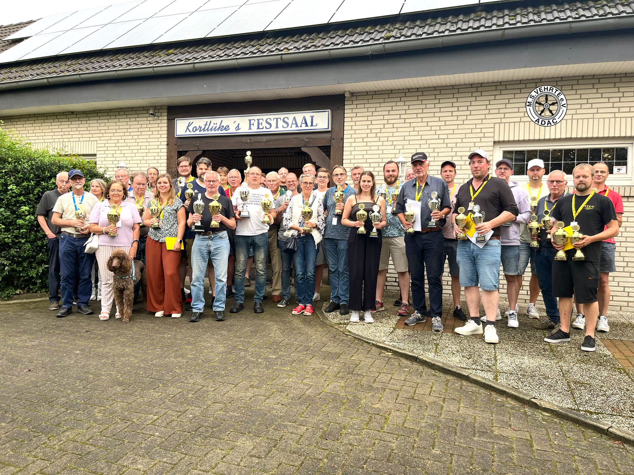 36. Oldtimer-Rallye Wiehengebirge - Einige Klassensieger mit Pokalen 